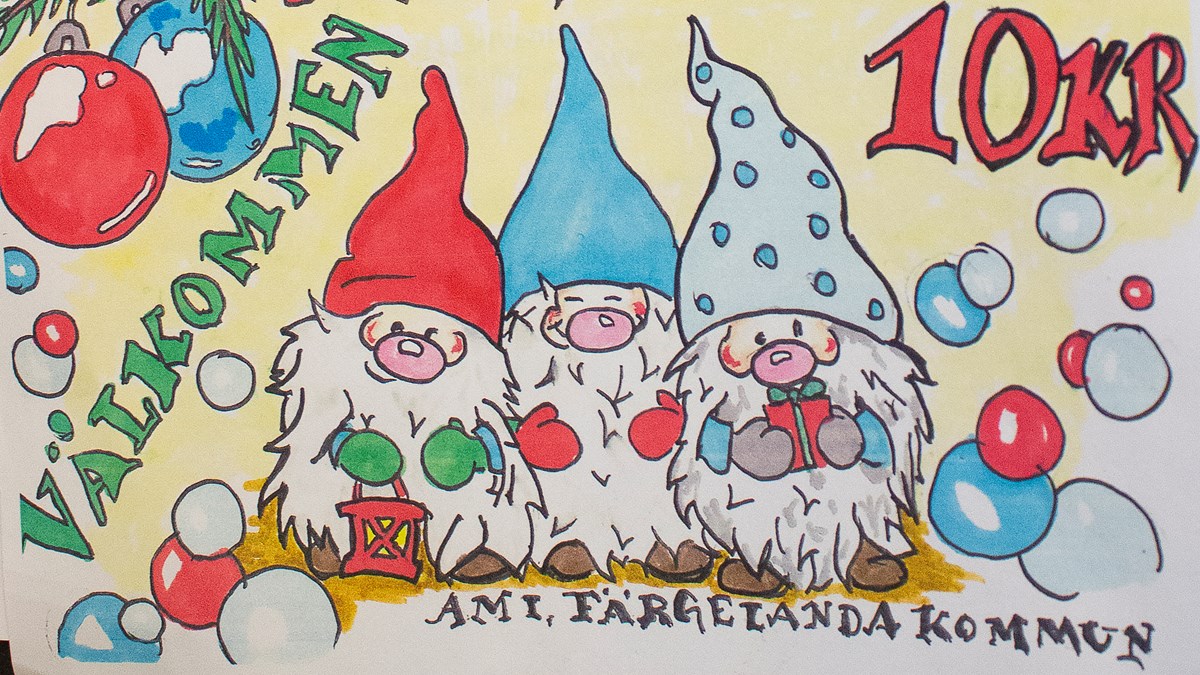 Tre tecknade tomtar som syns på en del av den affisch som marknadsför den julmarknad som AMI, Färgelanda kommun, ordnade.