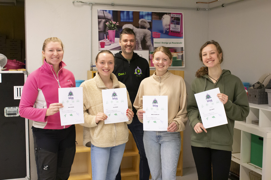 Fyra nybakade noseworkinstruktörer (Clara Schultz, Liza Redko, Hilda Fredriksson och Alva Sköld) håller upp sina intyg. Med på bilden syns även certifieraren David Svennelid.