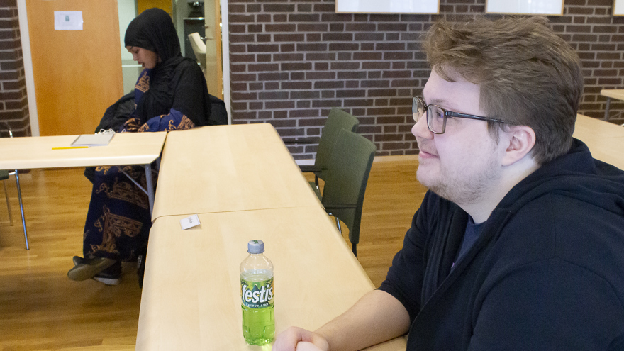 Ludde, som går kursen Mitt liv – mitt val, vid ett bord.
