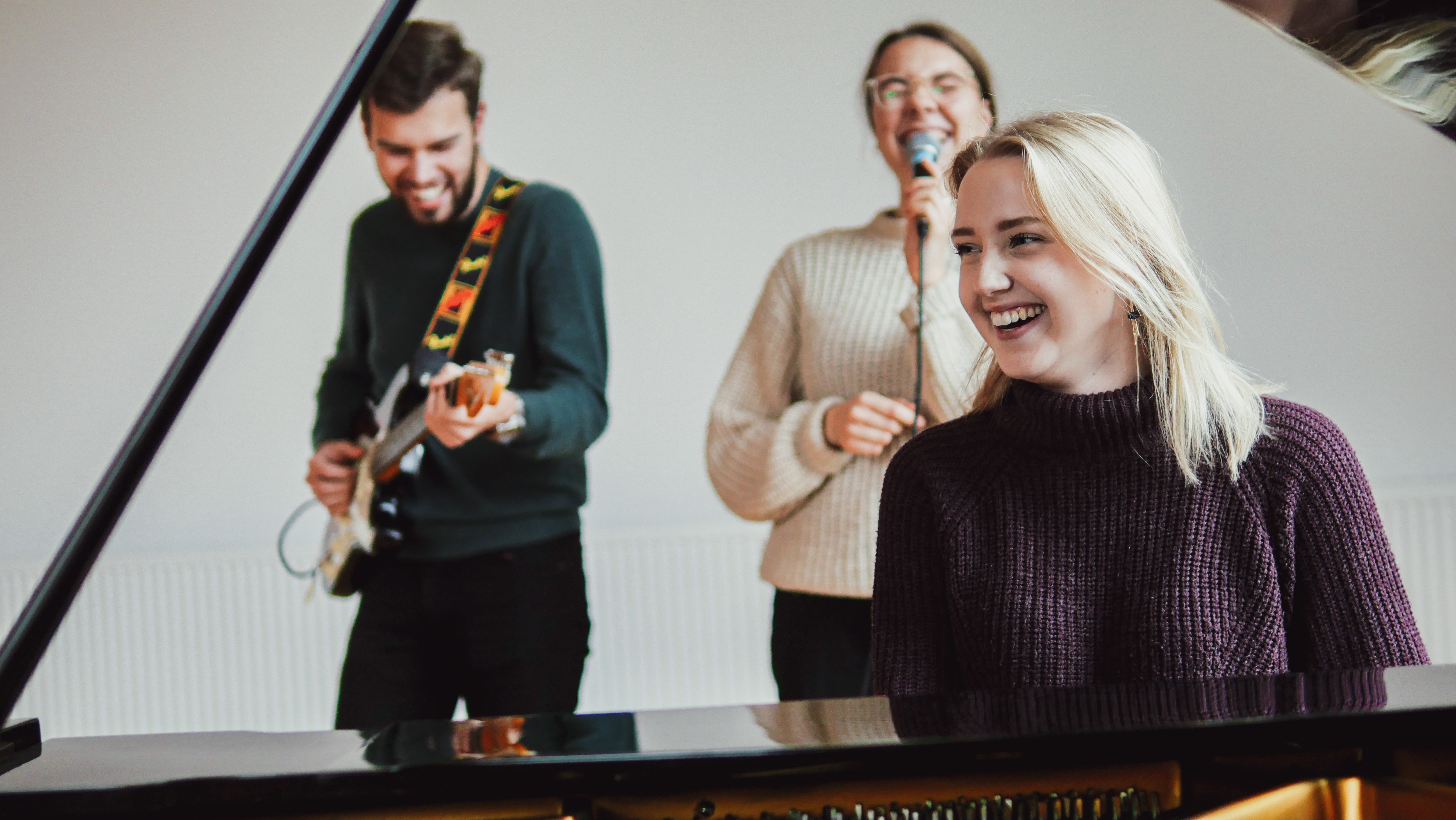 Tre deltagare spelar musik tillsammans.