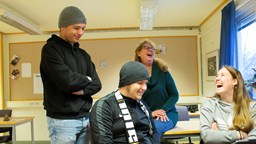 Deltagare på Fristads folkhögskola Allmän kurs NPF skrattar när de ser film på en surfplatta.