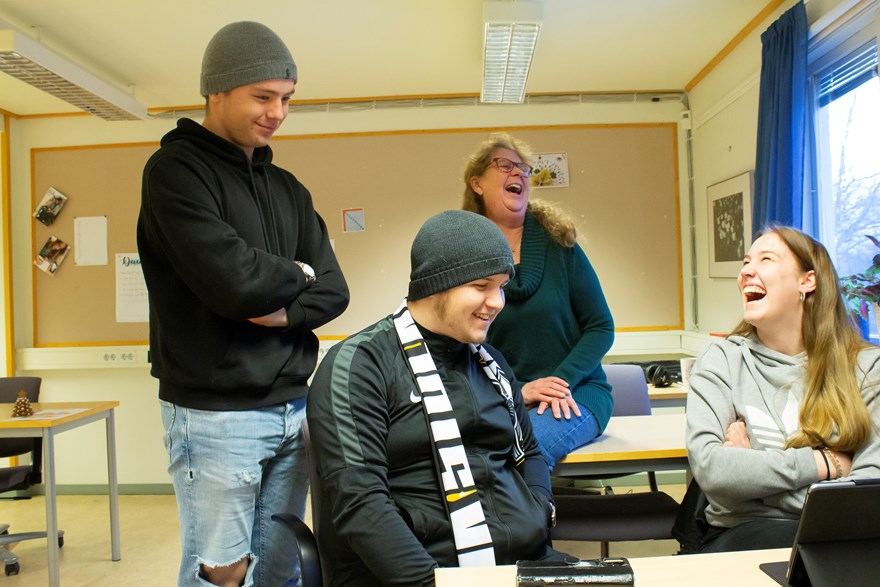 Deltagare på Fristads folkhögskola Allmän kurs NPF skrattar när de ser film på en surfplatta.