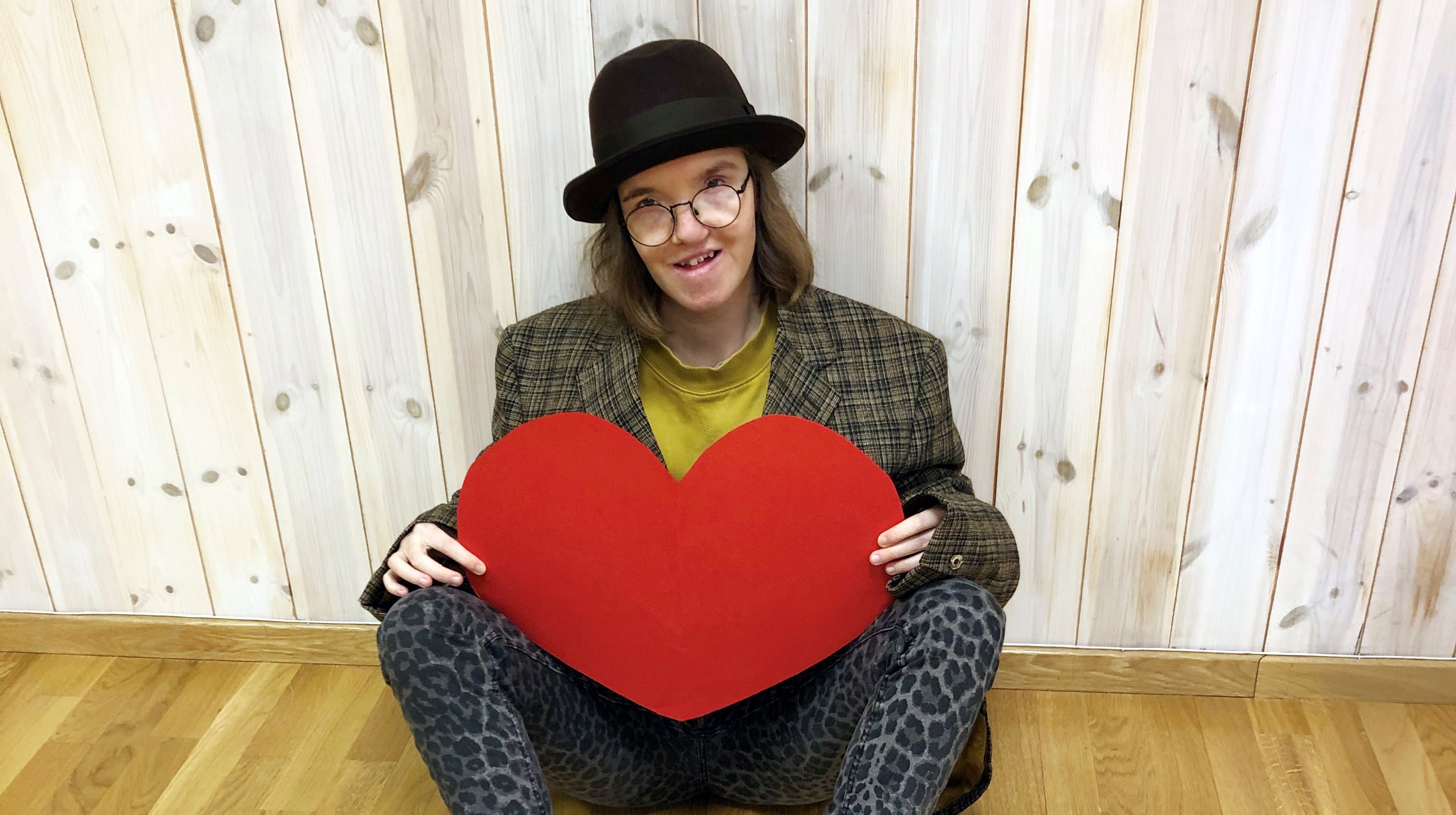 deltagare sitter på golvet