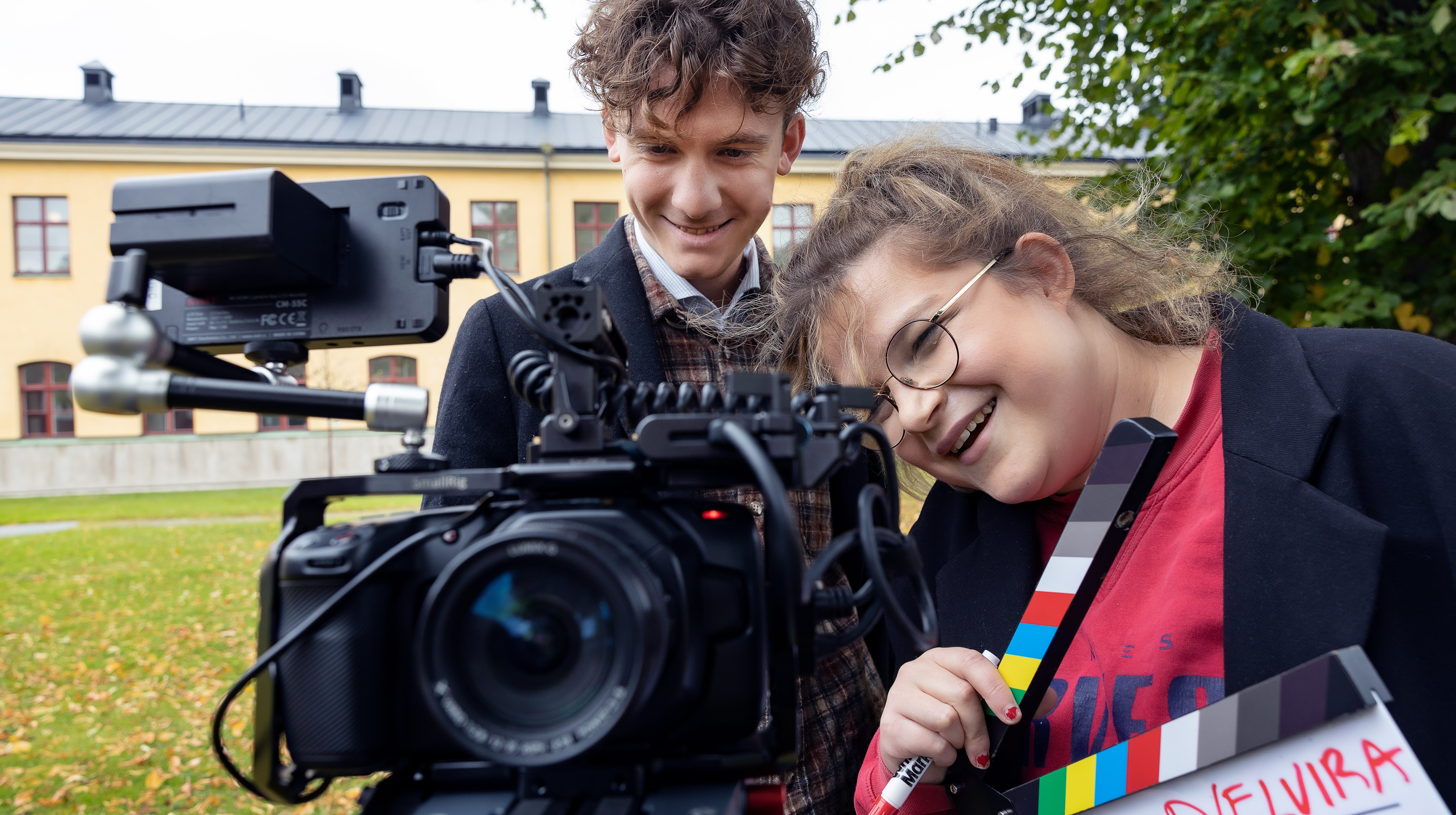 deltagare tittar i kamera