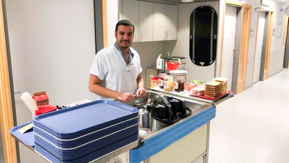 Saleh under praktiken, vid en måltidsvagn på Norra Älvsborgs Länssjukhus.